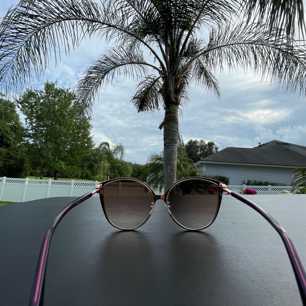 Fendi women’s sunglasses with case and fabric cleaner new - Picture 8 of 10